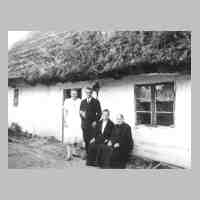 051-0027 Das Stammhaus der Familie Neumann in Koellmisch Damerau. Dora und Willi Jandt, Therese Jandt und Grossmutter Elisabeth Neumann..jpg